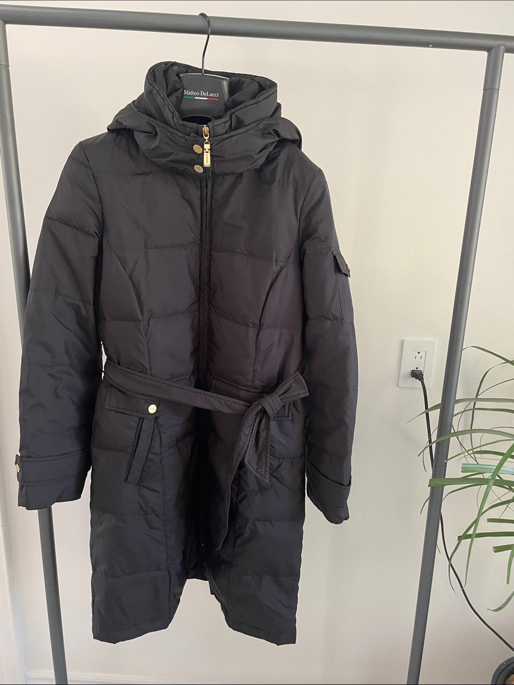 Wonen’ Black Down Coat with Belt